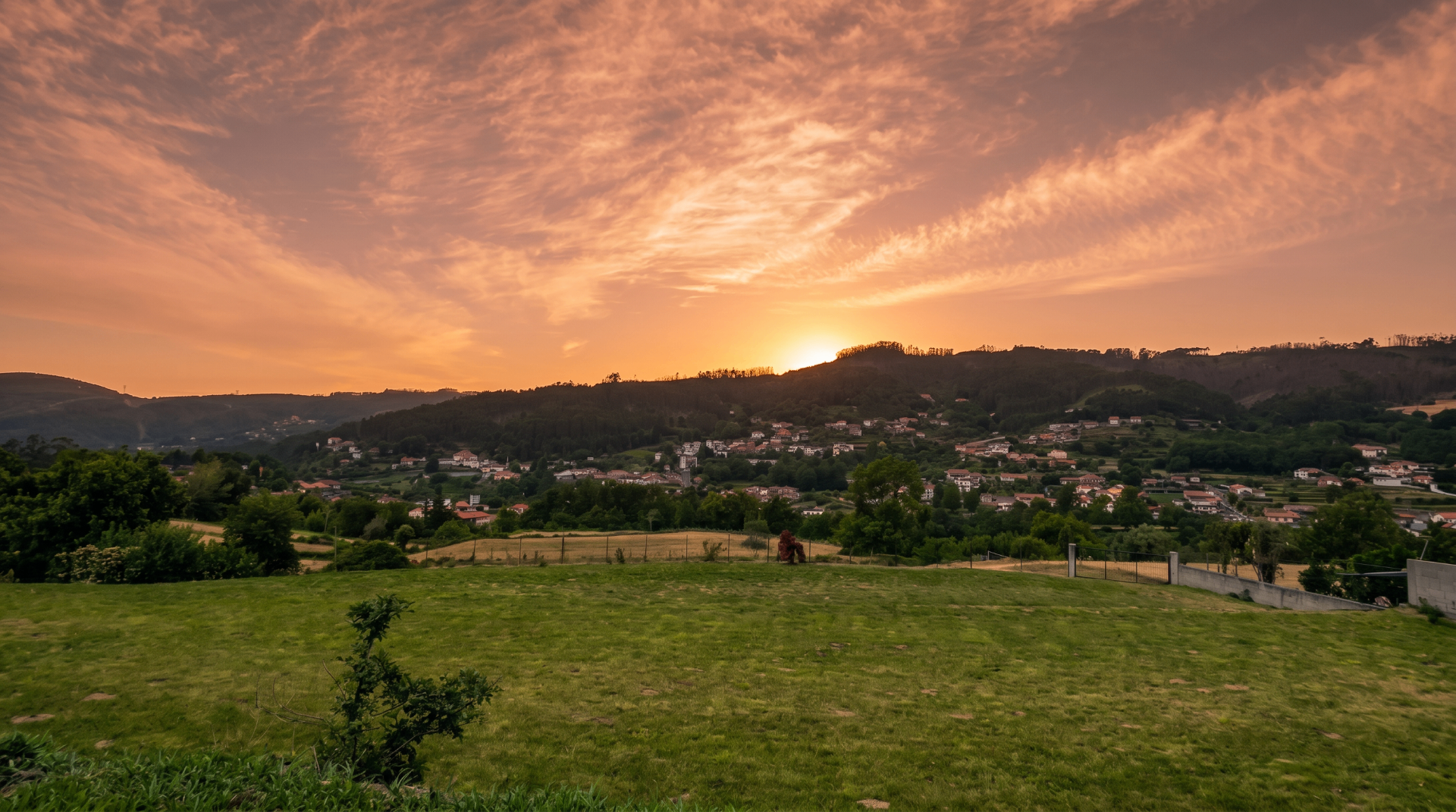 Pôr-do-sol sobre o vale a partir do Monte dos Sequeiros